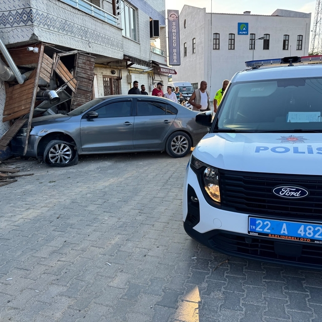 Edirne'de "dur" ihtarına uymayan iki aracın kaçışı kazayla son buldu