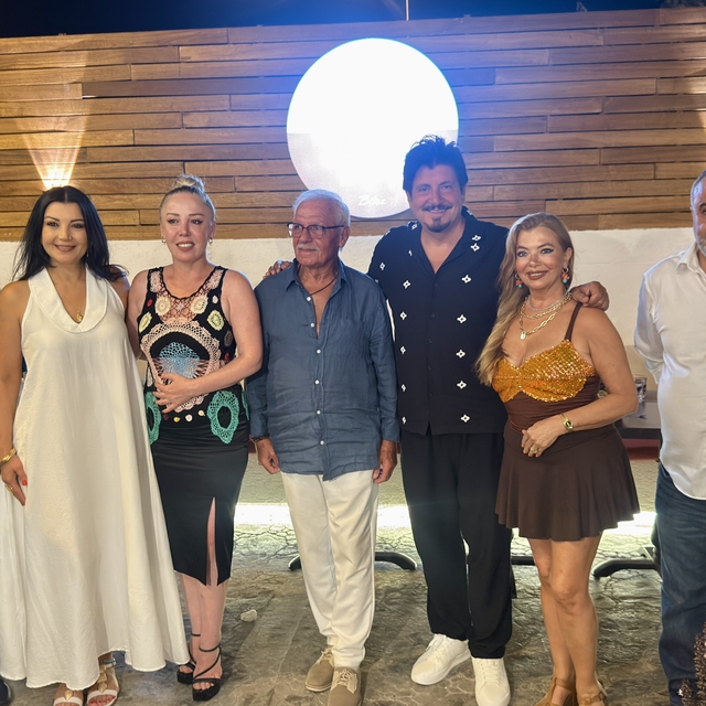 Sanatçı Akkaş'ın doğum günü pastası karpuz oldu