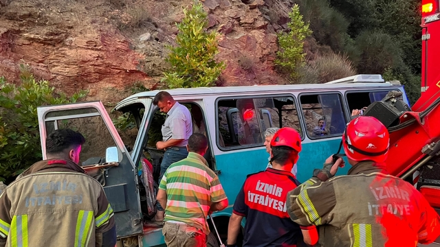 İzmir'de tarım işçilerini taşıyan minibüs kaza yaptı: 1 ölü, 8 yaralı