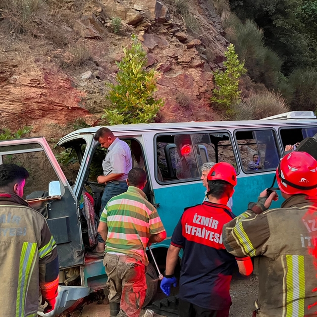 İzmir'de tarım işçilerini taşıyan minibüs kaza yaptı: 1 ölü, 8 yaralı