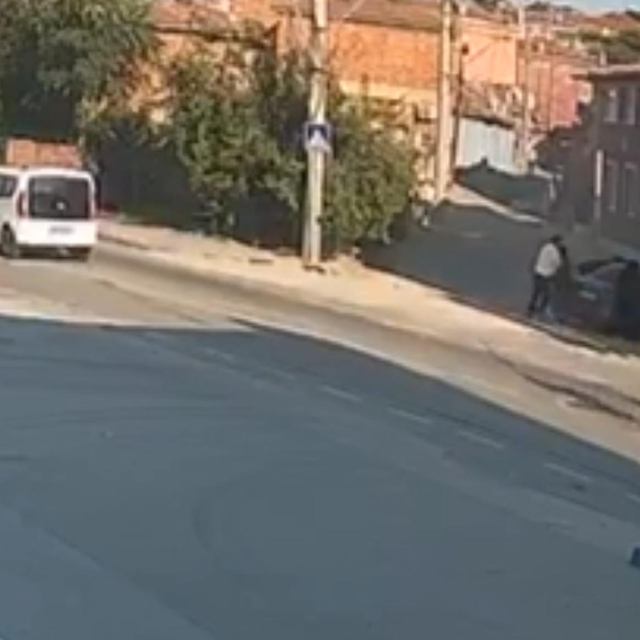 Kaçak göçmenleri taşıyan otomobil refüje çarptı; 2 yaralı (2)