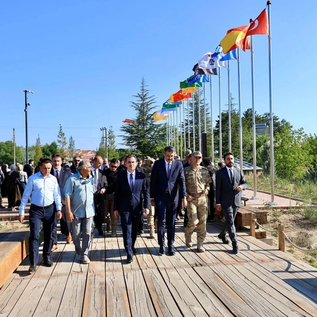 Bakan yardımcısı Çelik, Ahlat'ta incelemelerde bulundu