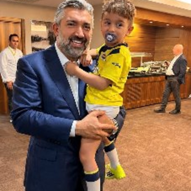 Çorum FK Başkanı Balçık, minik taraftar Göktuğ ile Fenerbahçe-Lyon maçında...