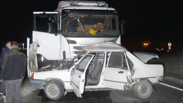 Kastamonu'da tır ile otomobil çarpıştı: Kazada sürücü ile eşi hayatını kaybetti