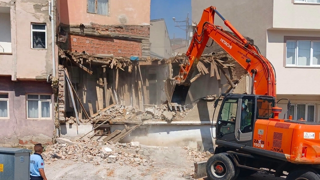 Bayburt'ta metruk binalar yıkılıyor