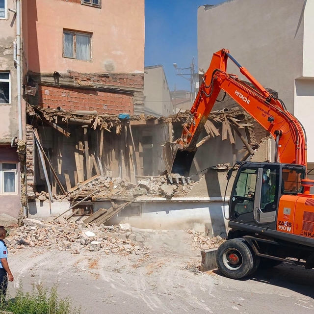 Bayburt'ta metruk binalar yıkılıyor