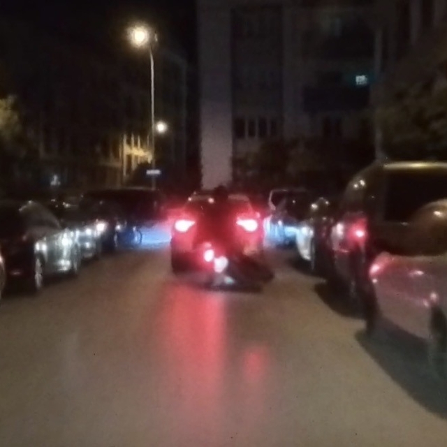 Önündeki otomobil fren yapınca yalpalayan motosikletteki iki kişi böyle yer...