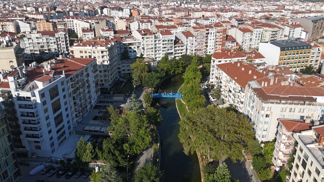 Porsuk Çayı çevresindeki binaların deprem tehlikesi
Muhtemel bir depremde Porsuk Çayı çevresindeki binaların zarar görebileceği değerlendiriliyor
ESOGÜ Genel Jeoloji Anabilim Dalı Öğretim Üyesi Prof. Dr. Erhan Altunel:
"Eskişehir'de deprem tehlikesi göz ardı edilmez bir gerçektir"
"Porsuk Çayı çevresinde jeolojik zemin sarsıntıyı taşımaya yeterli değilse üzerindeki binalar hasar görürler"
