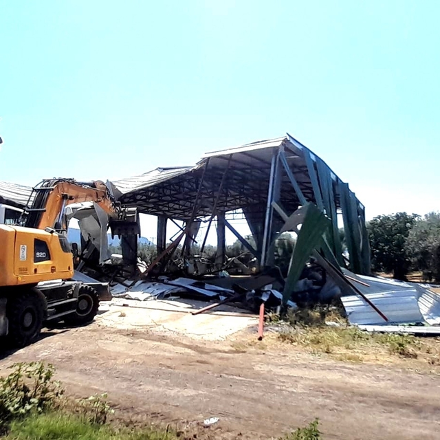 Bursa'da zeytinliğe yapılan kaçak depo böyle yıkıldı