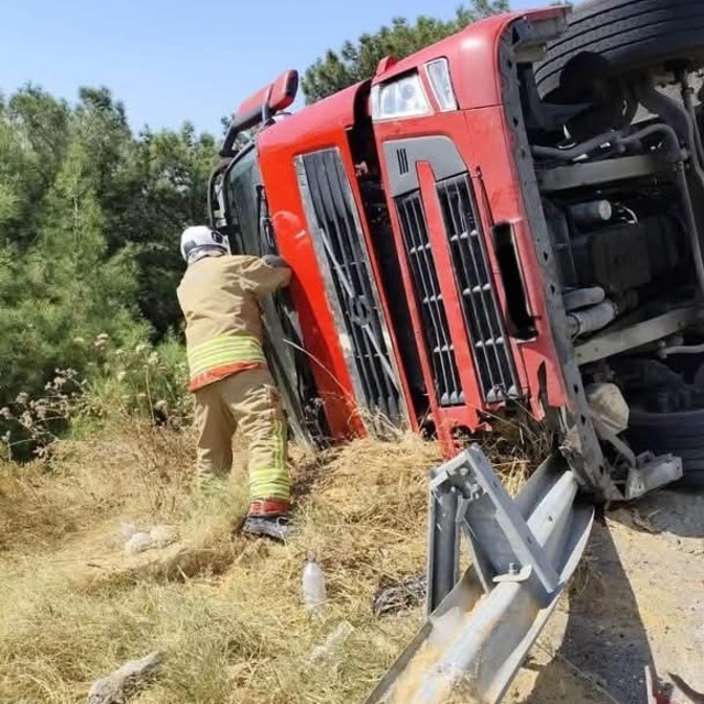 Belen'de tır devrildi