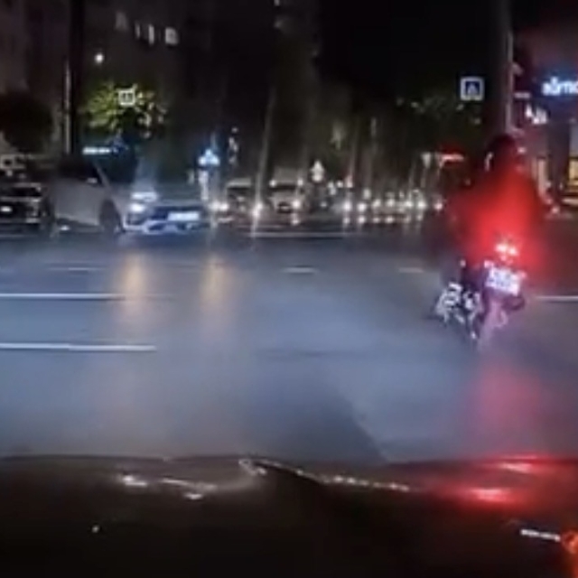 Kırmızı ışıkta geçen otomobil motosiklete çarptı