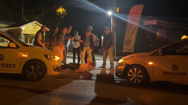 Eskişehir'de ilginç gasp girişimi
Taksiyi götüren şahsın arkadaşına önce meydan dayağı attılar, sonra taksimetre ücretini aldılar
Alkollü şahıs ticari taksiyi gasp etti, arkadaşı şoförler tarafından dövüldü