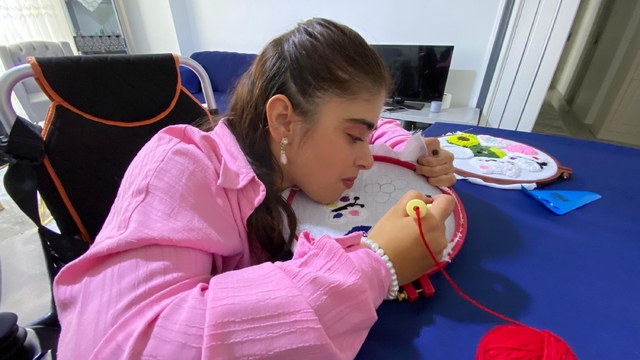 Doktorların 'yaşamaz' dediği Ecenur 18 yaşına girdi; punch nakışında usta oldu