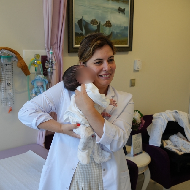 Organları dışarıda doğan bebek, Samsun'da hayata tutundu