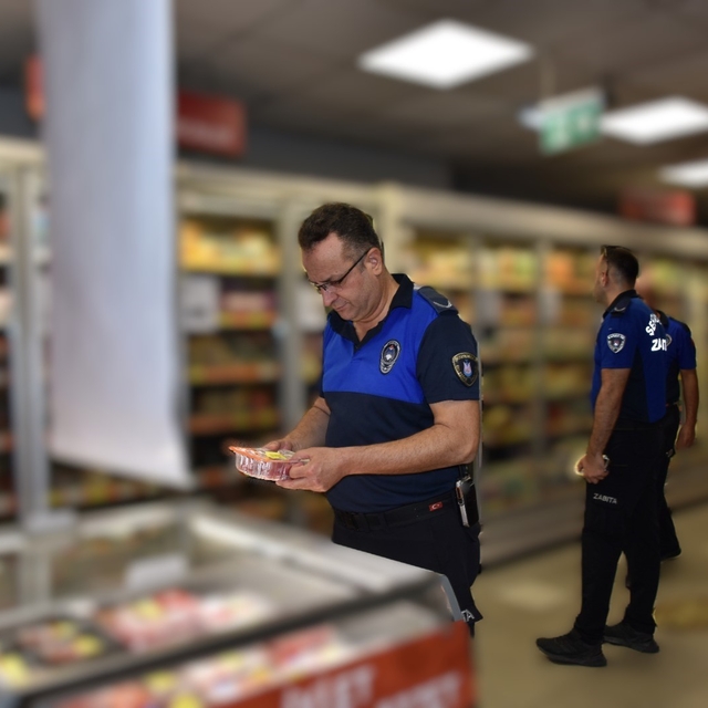 Şehzadeler'de zabıta ekiplerinden sıkı denetim