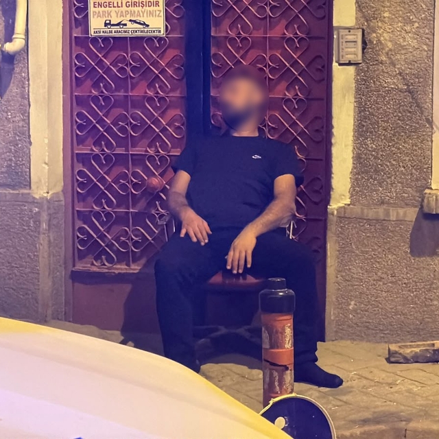 Sokakta sandalye üzerinde sızan şahıs polisi harekete geçirdi