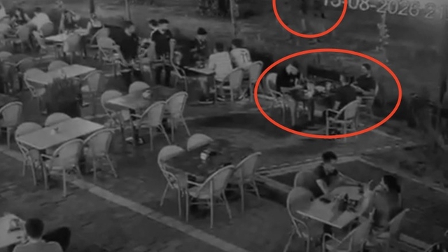 Ağacın arkasında pusuda bekleyip kafede oturan kişiyi vurdu