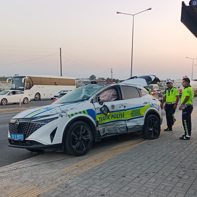 Silifke'de zincirleme kaza: 1'i polis 2 kişi yaralandı