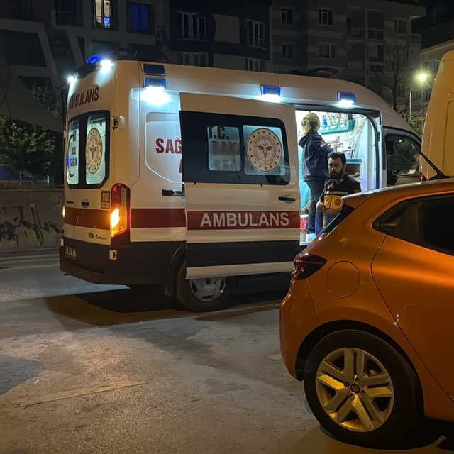 Kiraladığı scooterdan düşüp sızan alkollü kadın hastaneye kaldırıldı