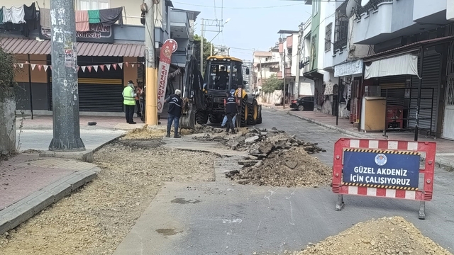 Akdeniz'de yeni yollar açılıyor, sokak ve kaldırımlar yenileniyor