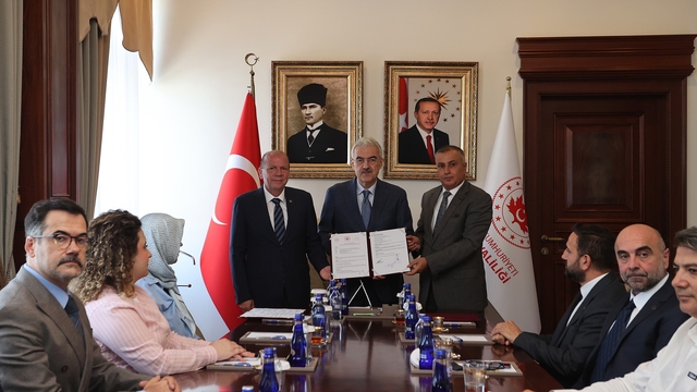 Bursa Ticaret Borsası'ndan merhum Meclis Başkanı Mehmet Aydın'a ahde vefa
Bursa Ticaret Borsası İmam Hatip Ortaokulu, Millî Eğitim Bakanlığı'na devredildi