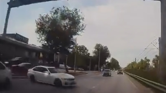 Yarışan iki otomobilin çarpıştığı kaza kamerada