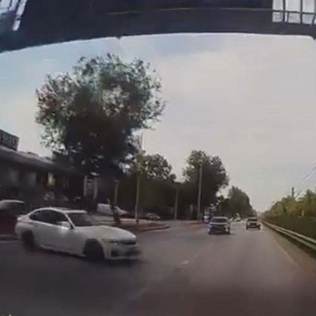 Yarışan iki otomobilin çarpıştığı kaza kamerada