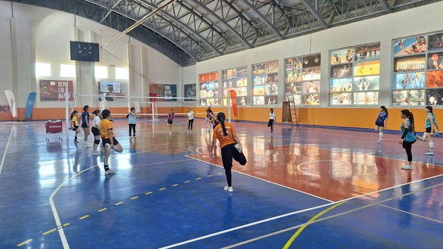Bulanık'ta voleybol antrenmanları yoğun katılımla devam ediyor
