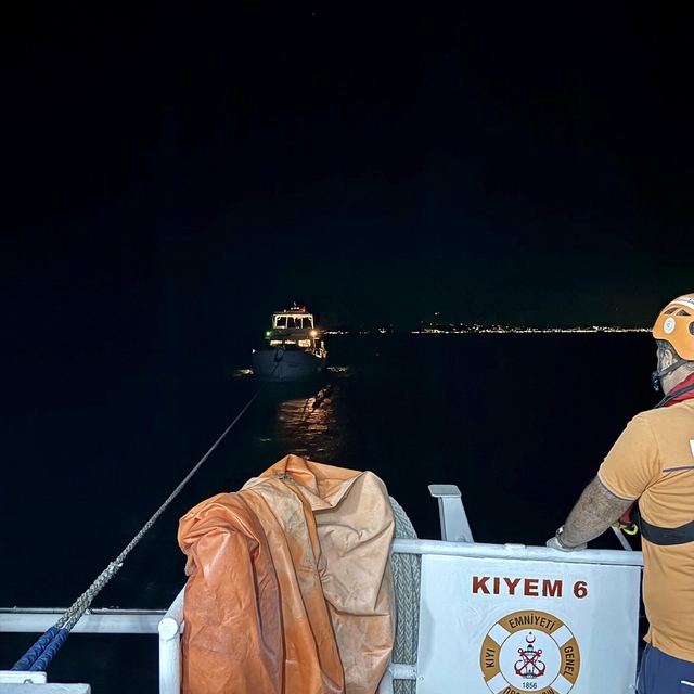 Bodrum'da makine arızası nedeniyle sürüklenen tekne kurtarıldı