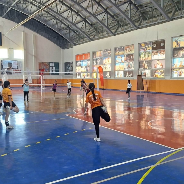 Bulanık'ta voleybol antrenmanları yoğun katılımla devam ediyor