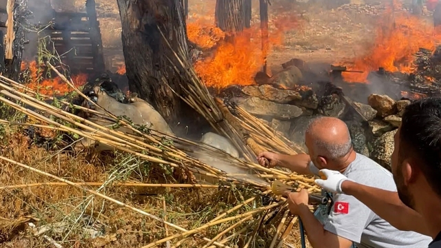 Mersin'de yangına müdahale eden belediye çalışanları ödüllendirildi