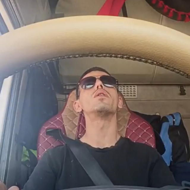 Devrilip alev alan TIR'da ölen şoför, kazadan 1 saat önce sanal medyadan ca...