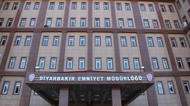 Ağacın arkasında pusuda bekleyip kafede oturan kişiyi vurdu (2)