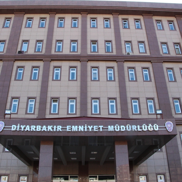 Ağacın arkasında pusuda bekleyip kafede oturan kişiyi vurdu (2)