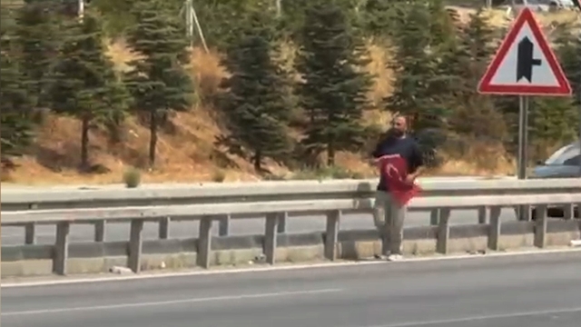 Yola düşen Türk bayrağını yerde bırakmadı