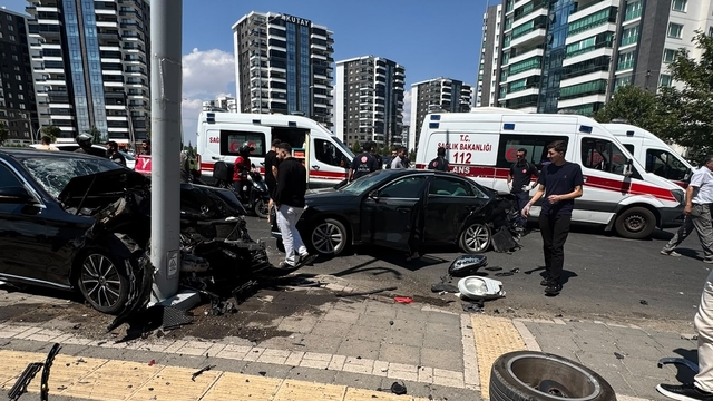 Diyarbakır'da otomobiller çapıştı: 1'i ağır 2 yaralı