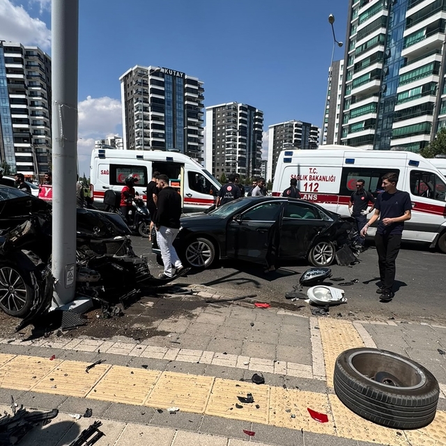 Diyarbakır'da otomobiller çapıştı: 1'i ağır 2 yaralı