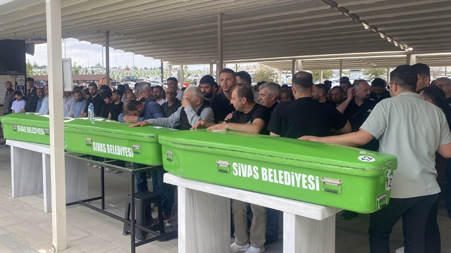 Minibüs kazasında hayatını kaybeden 3 kişi son yolculuğuna uğurlandı