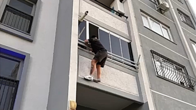 Uyuşturucu taciri balkondan sarkarken yakayı ele verdi