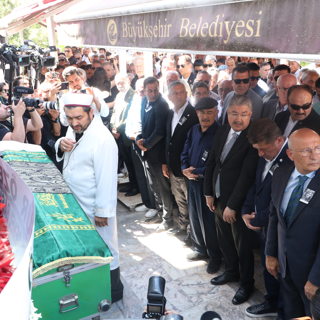 Özgür Özel, Yılmaz Büyükerşen'in kız kardeşinin cenazesine katıldı