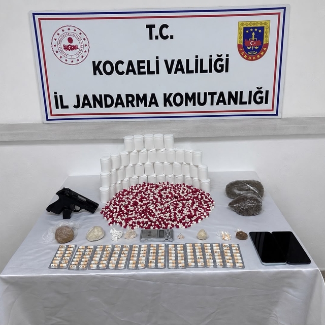 Jandarmadan torbacıya darbe: Gösterdiği her yerden uyuşturucu çıktı