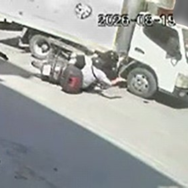 Kamyonetle motosiklet çarpıştı : 2 yaralı
Kaza anı kameraya yansıdı