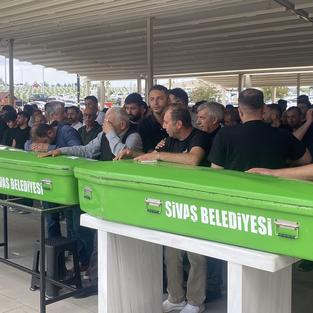 Minibüs kazasında hayatını kaybeden 3 kişi son yolculuğuna uğurlandı