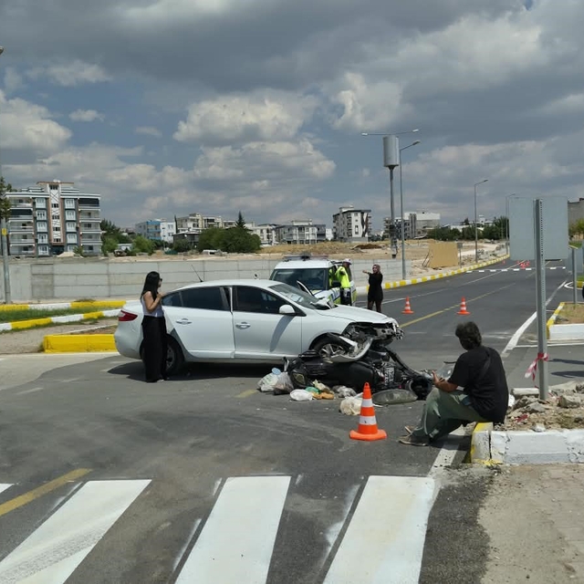 Otomobil ile motosiklet çarpıştı: 1 yaralı