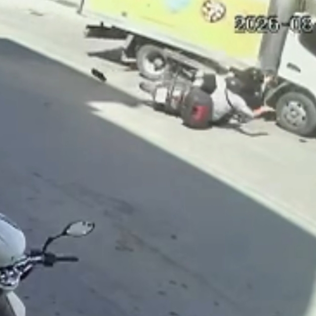 Motosiklet ile kamyonetin çarpıştığı kaza kamerada; 2 kardeş yaralı