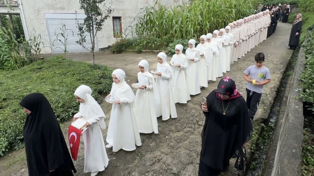 Zeno'da kız hafızlar törenle icazetlerini aldı
Hafız kızların törene gelirkenki kıyafetleri ve tek sıra halinde yürüyüşleri görenlerin beğenisini kazandı