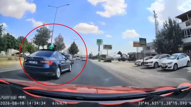 Sürücüsünün makas attığı otomobilde çocukların tehlikeli yolculuğu kamerada