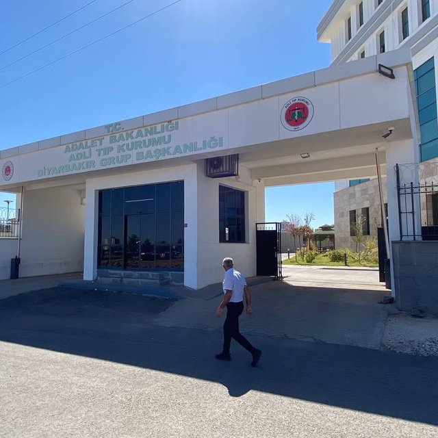 Diyarbakır'da otomobiller çapıştı: 1 ölü, 1 yaralı (2)