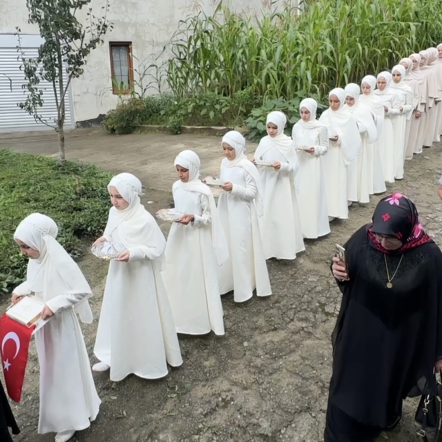 Zeno'da kız hafızlar törenle icazetlerini aldı
Hafız kızların törene gelirk...