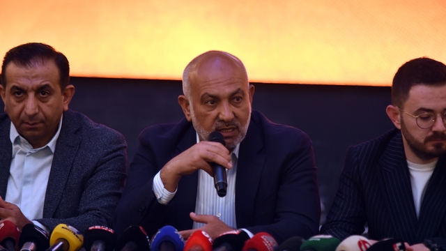 Kayserispor Başkanı Çamlı'dan veryansın
Kayserispor Kulüp Başkanı Ali Çamlı:
"Şükürler olsun ki imamlıktan gelmeyim, pavyondan gelme değilim"
"Bir amacım var, bu kulübü misafir olduğu yerden ev sahibi olduğu yere döndürmek"
"Ben gariban Ali Hocayım"